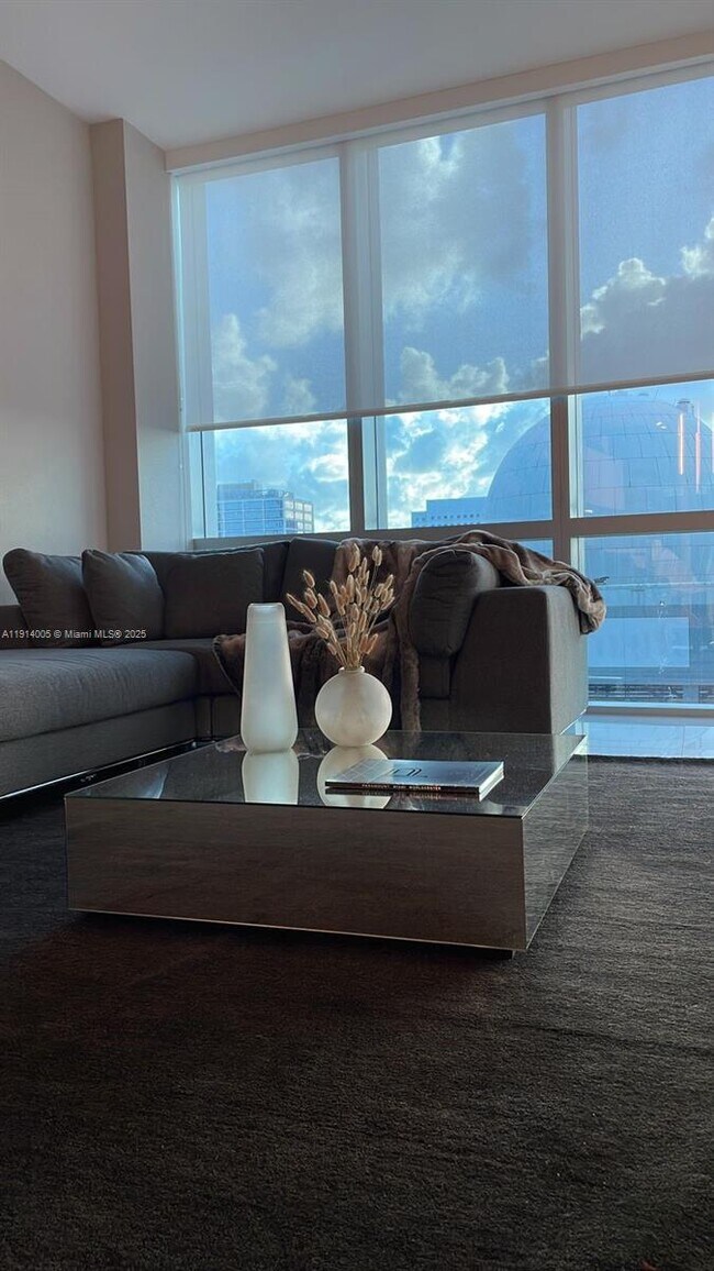 Photo - 851 NE 1st Ave Unidad 1006