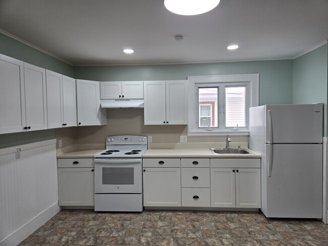 New kitchen - cabinets, flooring, stove - 112 Swan St Apartamentos Unidad 1