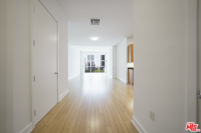 Building Photo - 3223 W 6th St Unit 605 Rental