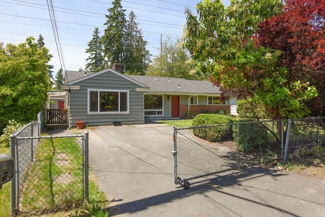 Bright and spacious 3BR/1.75BA Single Fami... - Bright and spacious 3BR/1.75BA Single Fami... House