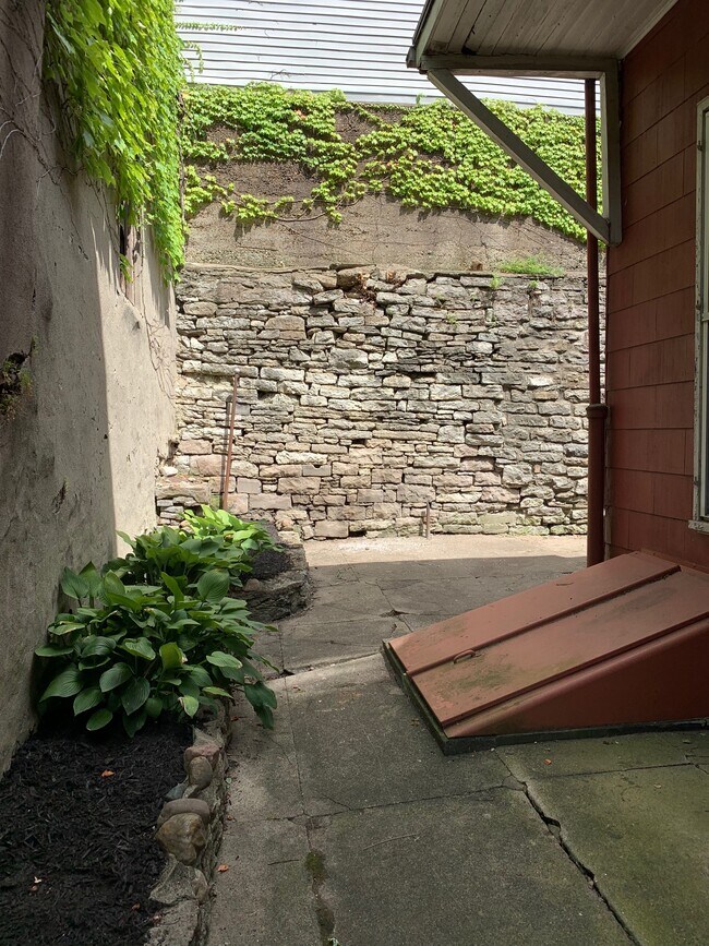 Photo - 2210 Victor St Unit 3