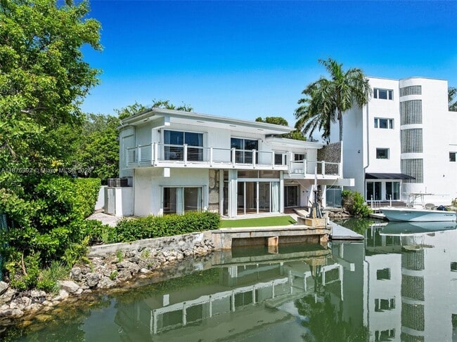 Building Photo - 2120 S Bayshore Dr Rental