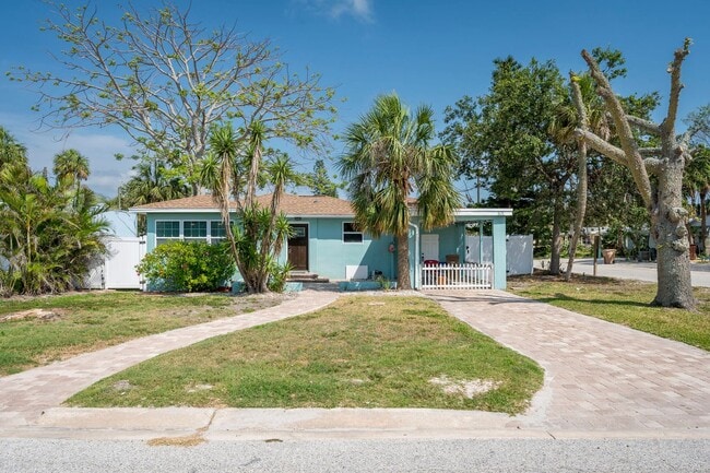 Fully Renovated Beachside Beauty – Walk to... - Fully Renovated Beachside Beauty – Walk to... House