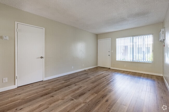 1BR, 1BA - 720SF - Living Room