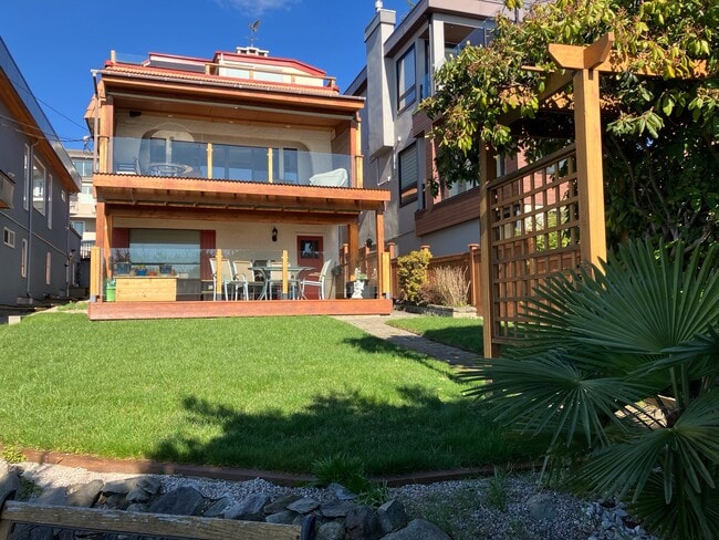 Building Photo - 15091 Royal Av