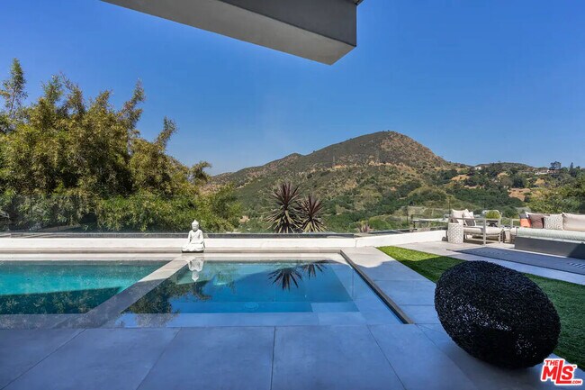 3437 Troy Dr