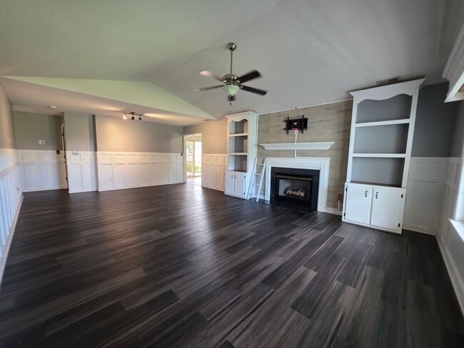 200 Flagstone Ln