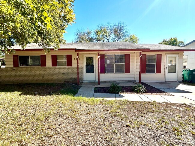 Building Photo - AVAILABLE NOW! 3 Bedroom / 2 Bath Home In ...