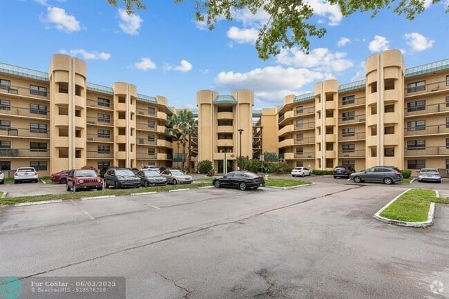 Building Photo - 6575 W Oakland Park Blvd Unit 406 Rental