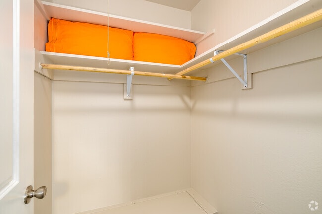 1BR, 1BA - 500SF -Closet