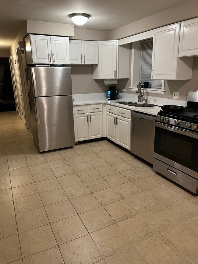 Building Photo - 671 56th Plz Unit 1 Rental