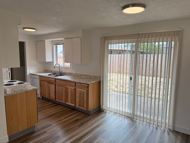 Photo - Updated 2 bedroom 1 1/2 bath duplex in Springfield!