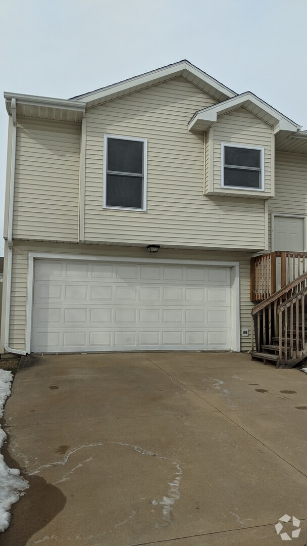 Building Photo - 3-bedroom, 2-bath end-unit townhome in Cor...