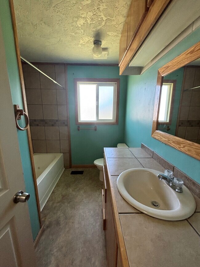 Photo - 686 N 3rd W St