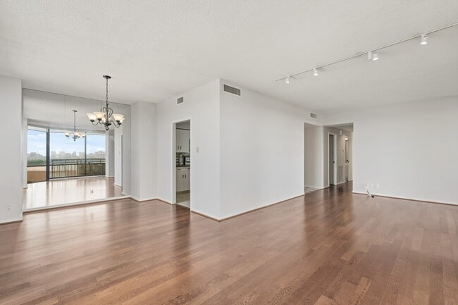 Building Photo - 14 Greenway Plz Unit 13P