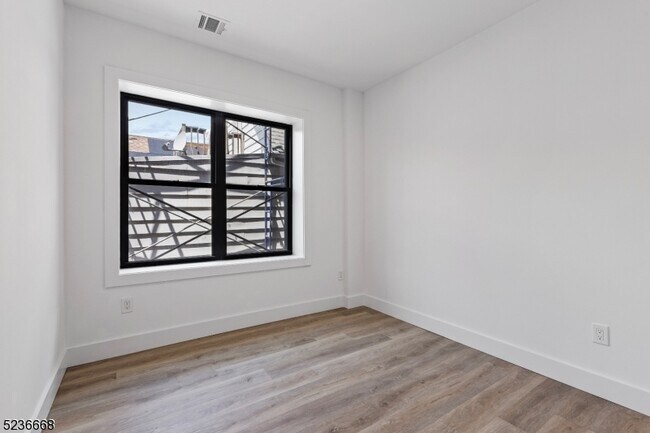 Building Photo - 189 Dayton Ave Unit 205