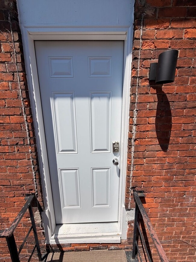 Building Photo - COMPLETELY UPDATED!! 2 bed/1 bath Close to Wexner Medical Center! Unit 133.5