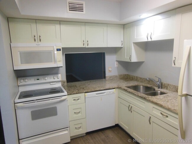 105 Lake Helen Dr