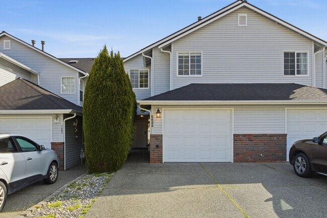 Building Photo - SILVER FIRS 3 BED 2.5 BATH TOWNHOUSE AVAILABLE NOW