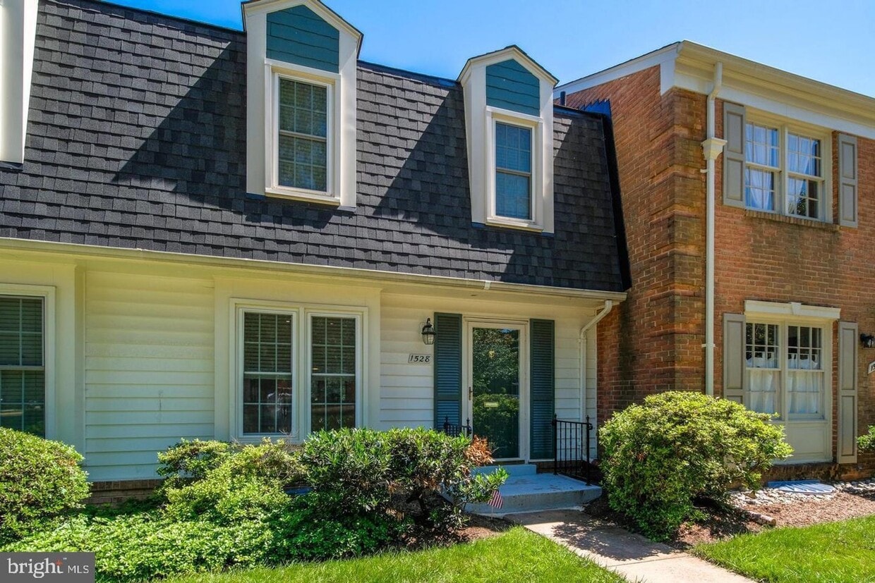 Charming townhome in the heart of McLean !! - Charming townhome in the heart of McLean !!