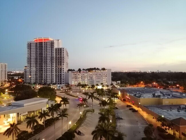 Building Photo - 1720 Harrison St Unit 10F