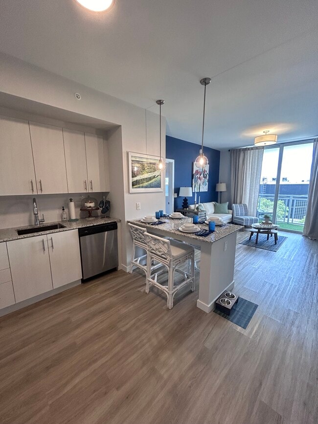 Building Photo - 1320 W 35th St Unit 405 Rental