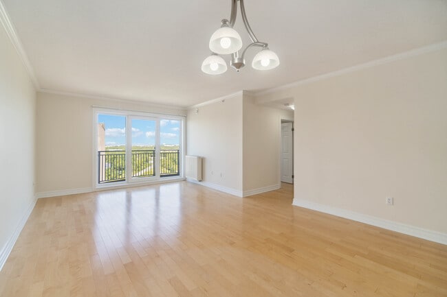Photo - WELCOME TO THE SUMMIT - ONE BEDROOM PLUS DEN APARTMENT AVAILABLE Unité 1101