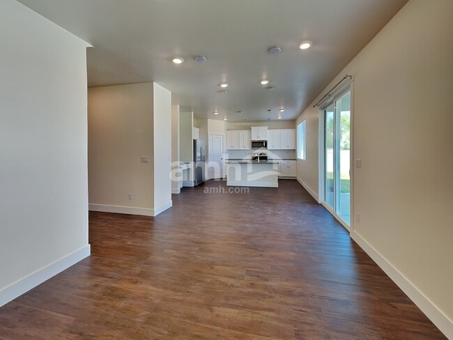 Photo - 716 S Rocker Ave
