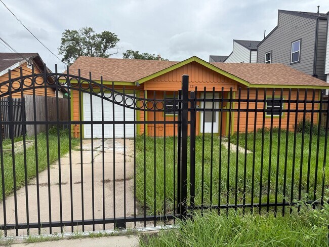 Photo - 221 Noras Ln Casa