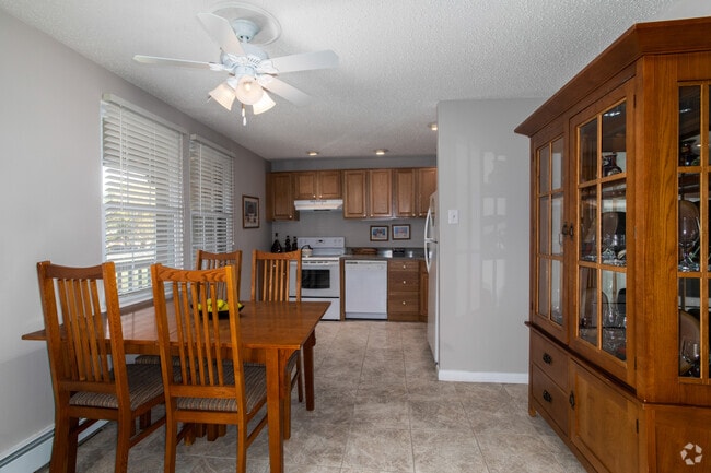 2BR, 1BA - 955 SF - Dining Room - Hunters Glen
