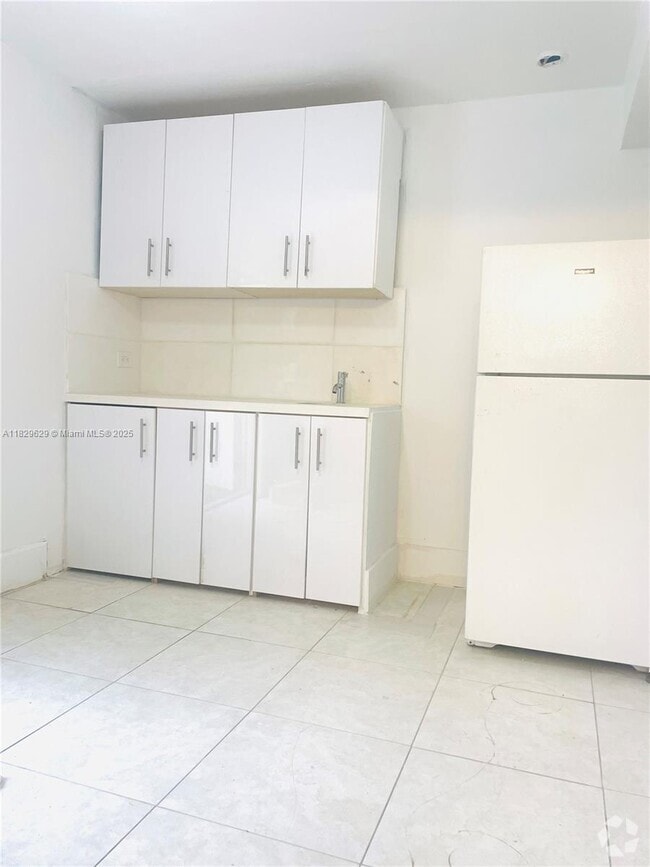 Building Photo - 613 Sharar Ave Unit 2B Rental