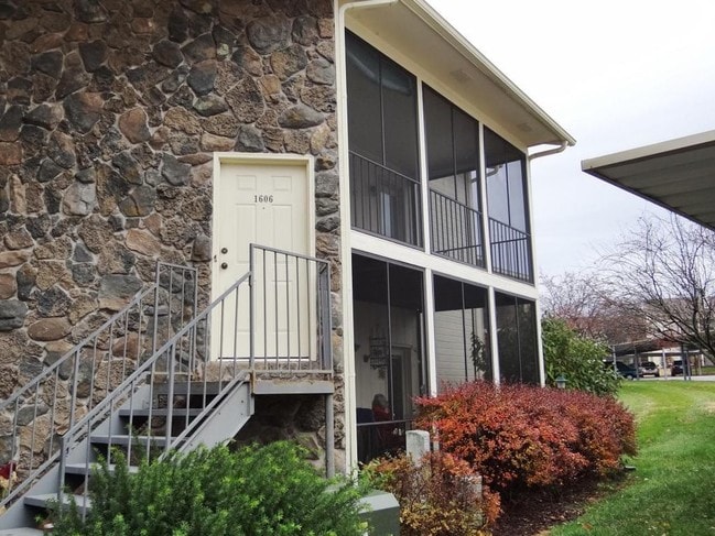 Building Photo - 1606 Park De Ville Pl