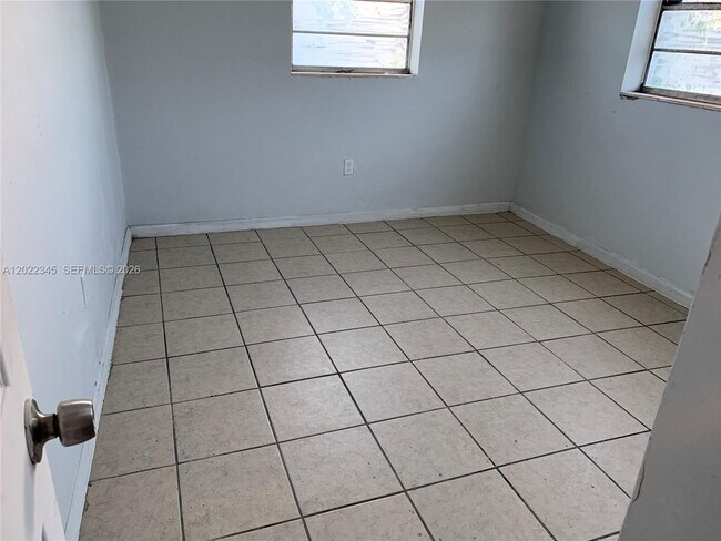 756 NW 5th St