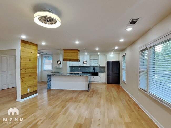 Photo - 2720 Hedgewood Dr NW
