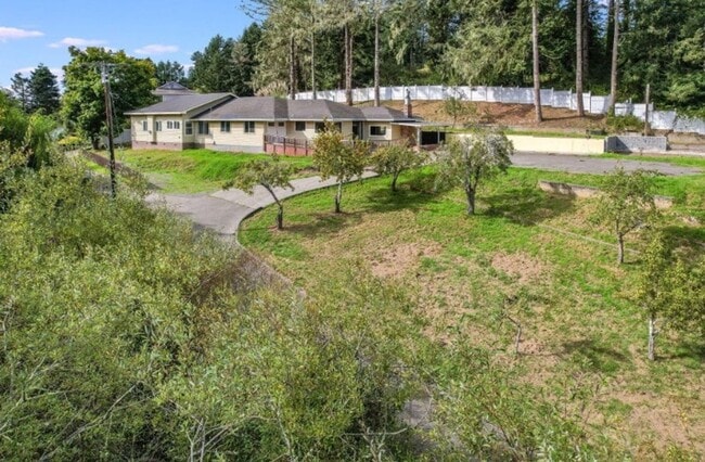 Building Photo - Spacious 4-Bedroom Home with Stunning Hilltop Views in Fortuna, CA