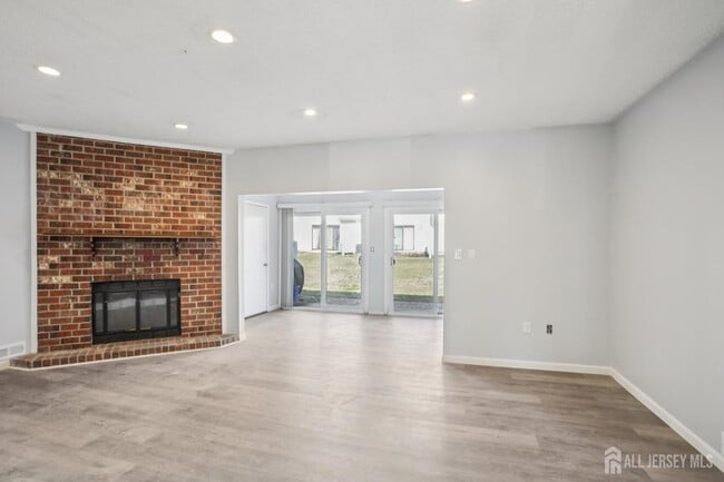 Photo - 204 Hampshire Ct