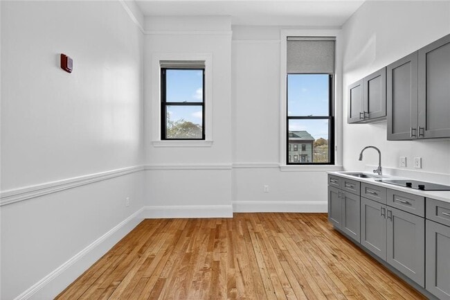 Photo - 1624 Lonsdale Ave Unit 204/304