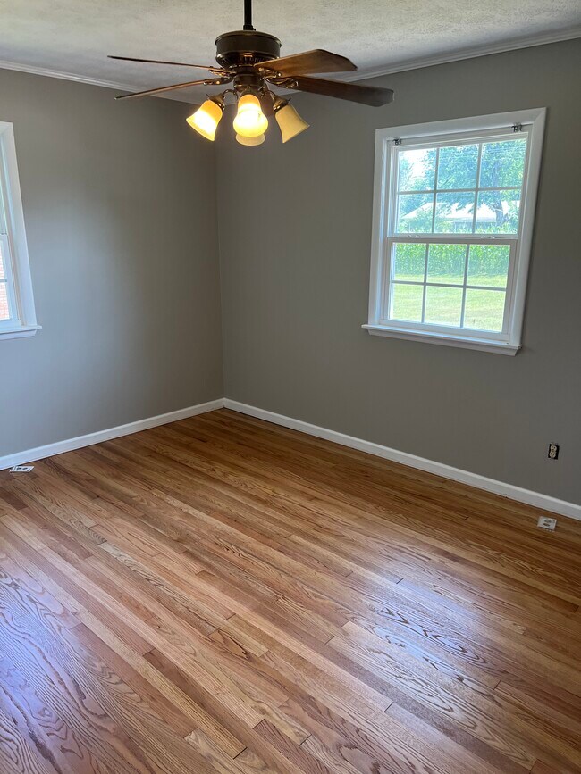 Photo - 864 Ashwood Dr