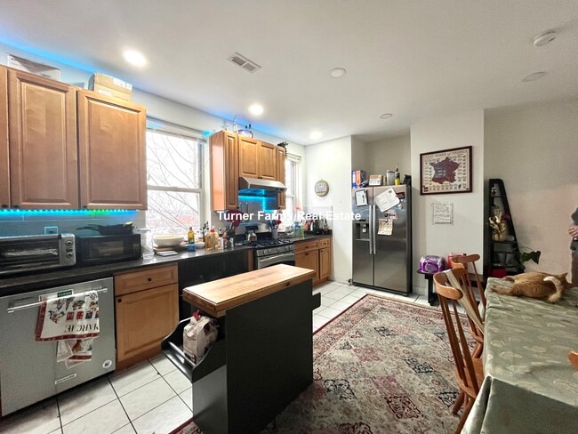 Building Photo - 16 Copenger St Unit 2