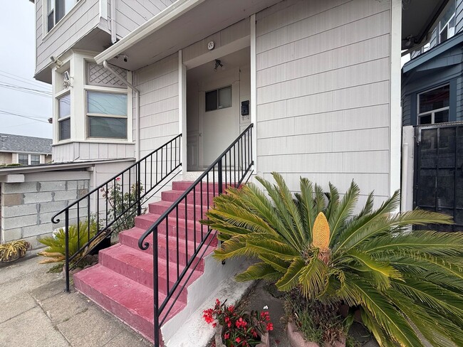 Building Photo - 3034 Capp St Unit 3034