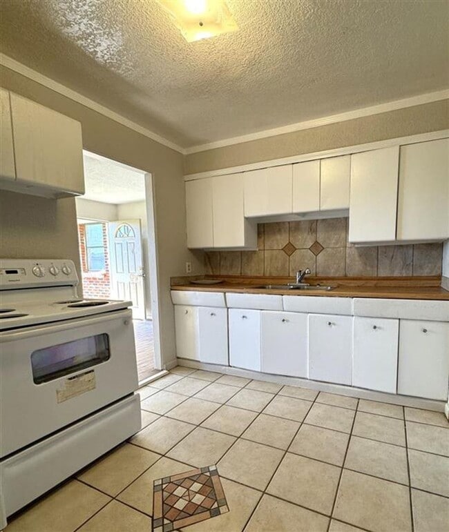 Photo - 17 NW 25th St