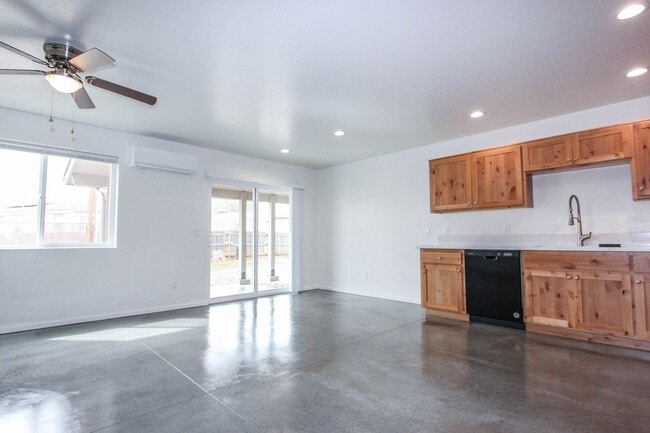 Photo - 8559 Spouse Dr