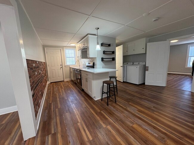 Cocina y lavandería dentro de la unidad - 84 Quinapoxet St Unidad 3