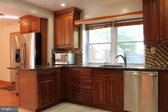 Photo - 811 23rd St S