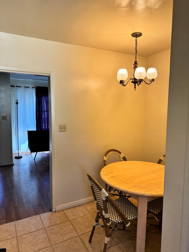Photo - 1286 W 36th St Unidad 3