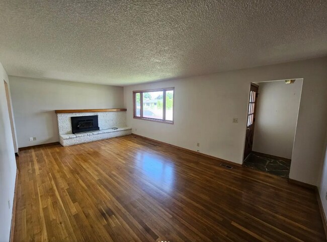 Photo - 4 Bed 2 Bath Rancher Original Hardwood Floors Corner lot 2400 Sq/Ft of space
