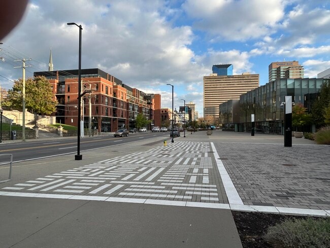 Building Photo - 515 W Main St Unit #409