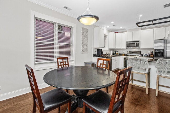 Photo - 3928 N Greenview Ave Unidad 2