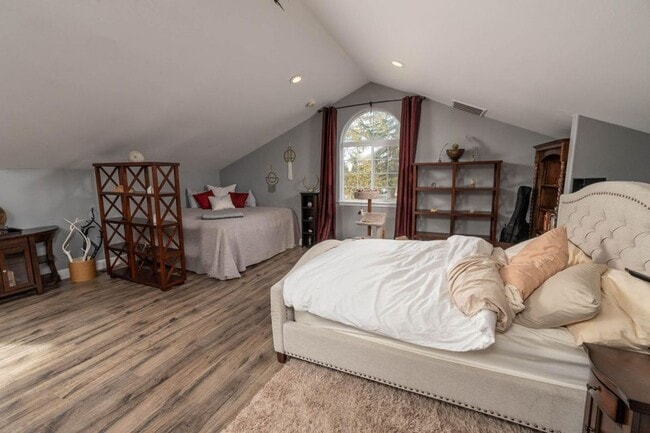 Building Photo - Spacious 1 bedroom apartment on top level of home with private entry