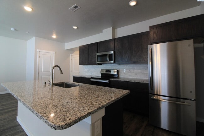 Building Photo - 3 bed, 2.5 bath townhome in Kennewick